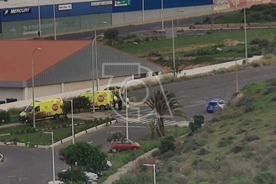 Personal de dos ambulancias del SUC atiende en la calle a la mujer con coma etílico/TA.